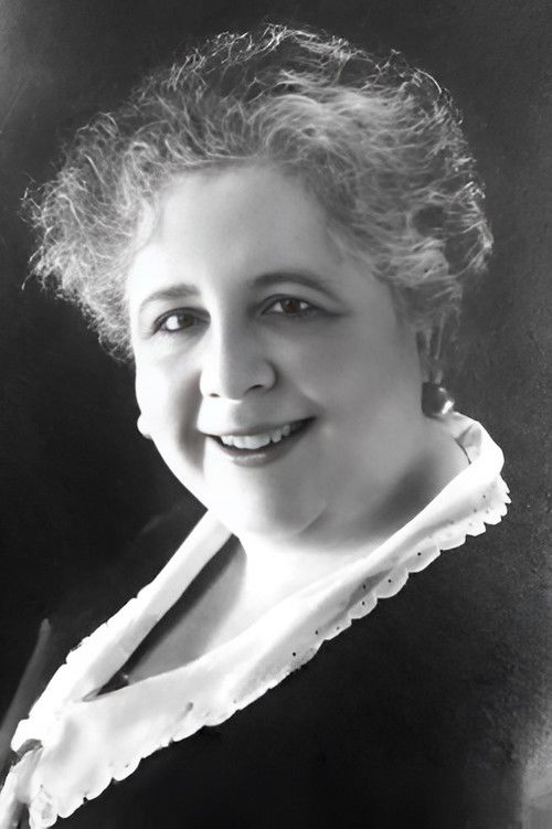 María Bru as Doña Encarnación