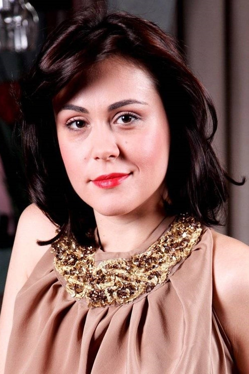 Mirela Zeța as Raluca