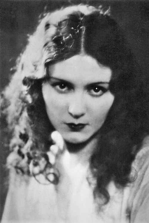 Renée Héribel as Angèlique Laumain