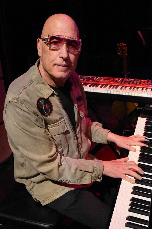 Erdal Kızılçay as Self