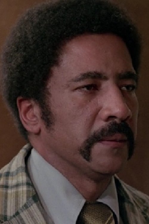 Jerry Jones as Detective Green