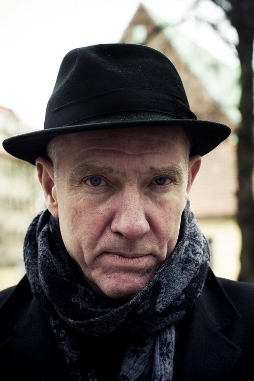 Hannes Råstam as Self - Speakerröst