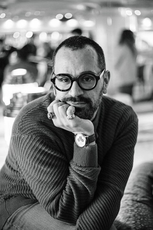 Giovanni Carpanzano as Radio host (voice)