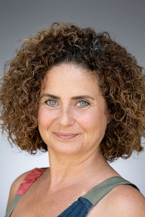 Esra Akkaya as Gülgün