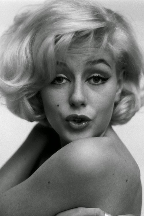 Sybil Saulnier as la secrétaire