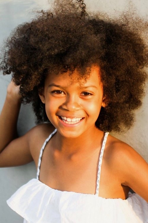 Mandeiya Flory as Young Molly