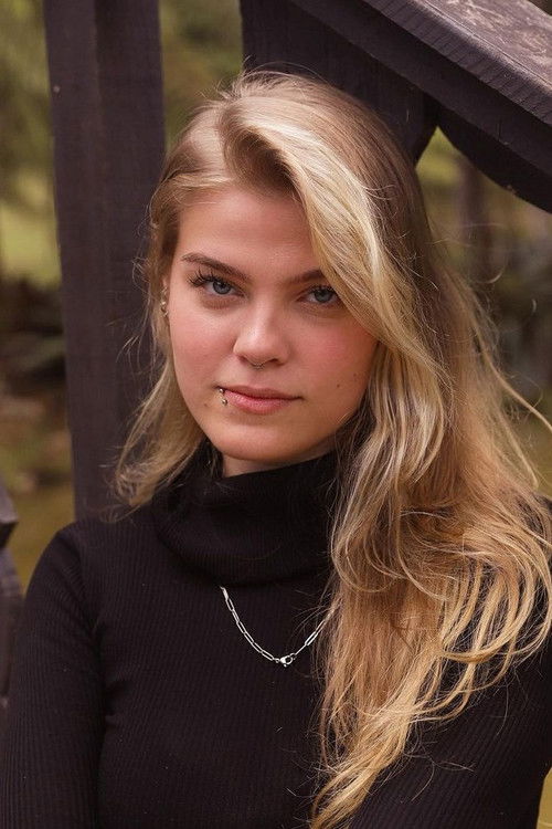 Larissa Honorato as Menina Loira