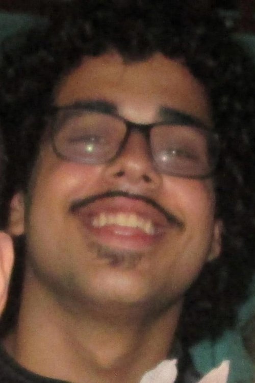 Allisson Daniel as Homem Sem Camisa no Sofá