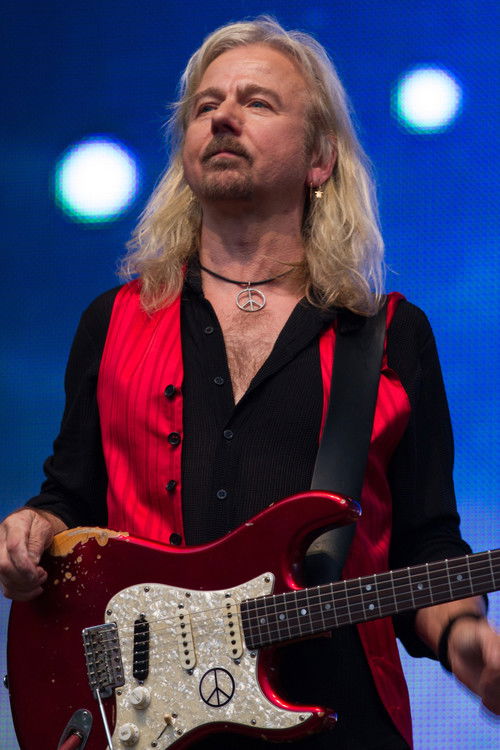Bernd Römer as Gitarre