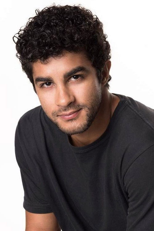 Bruno Suzano as Lucas