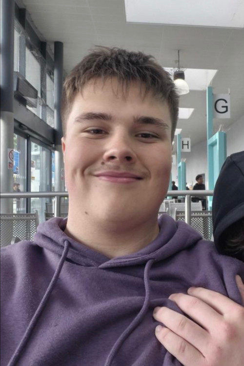 Filip Pustelnik as Blue Frogs (voice) / Coaster Mattress (voice)