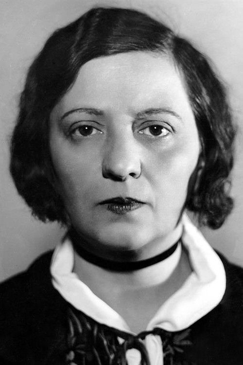 Jožka Vanerová as majitelka módního salonu Růžičková