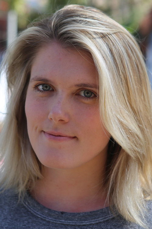 Eliza Clark as Piper Goldring