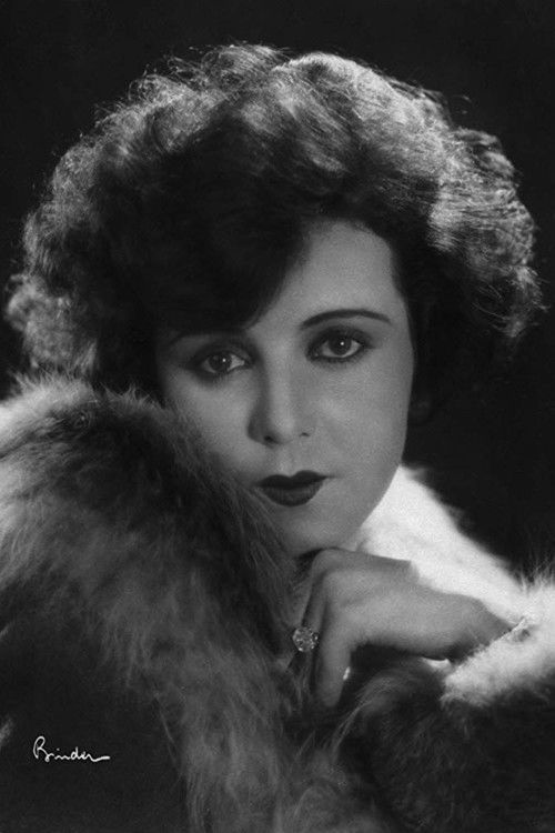 Elisabeth Pinajeff as Véra