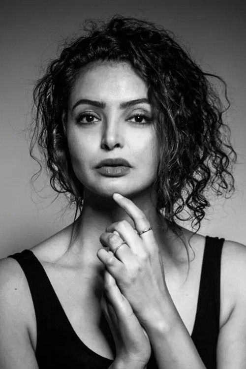 Amira Derouiche as Hajer