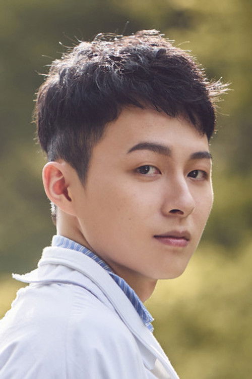 Kaizhe Chang as Kuo-Wei