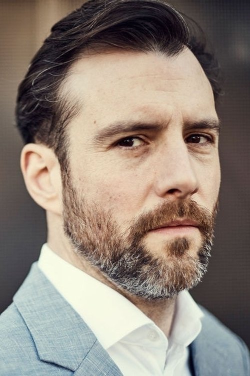 Benjamin Grüter as Peter Schneider