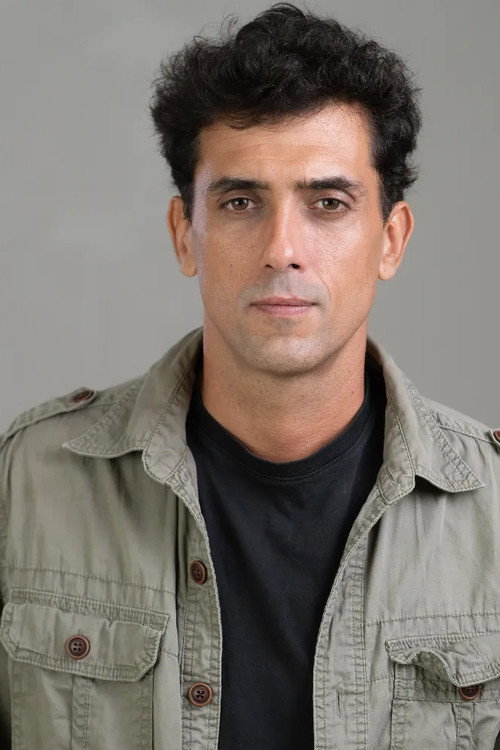 Roberto Rodrigues as Estranho Erik
