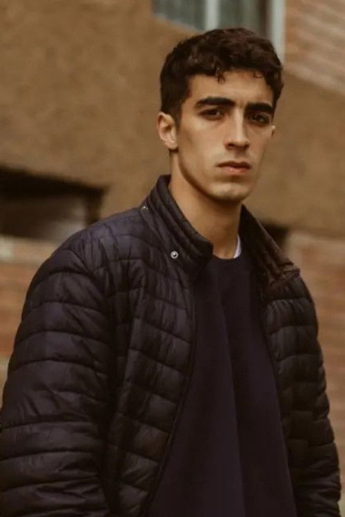 Jorge Guerra Wiesse as Roberto