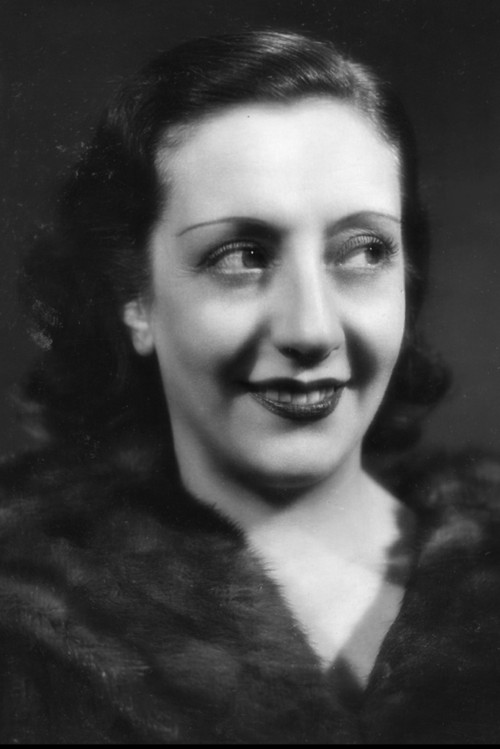 Lia Orlandini as Mirna Martelli, la zia di Diana