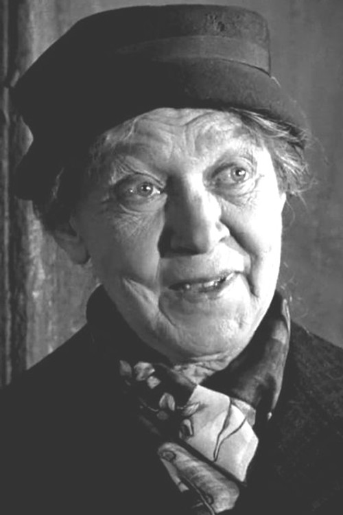 Hélène Dieudonné as Madame Pia - la concierge