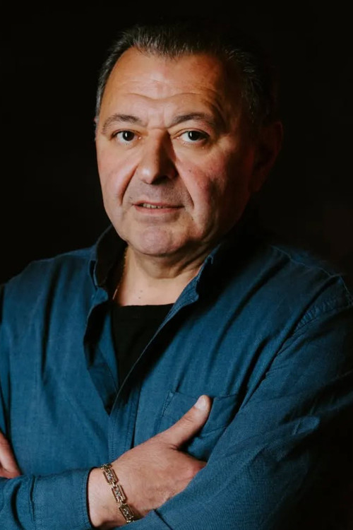 Ara Deghtrikyan as Azat