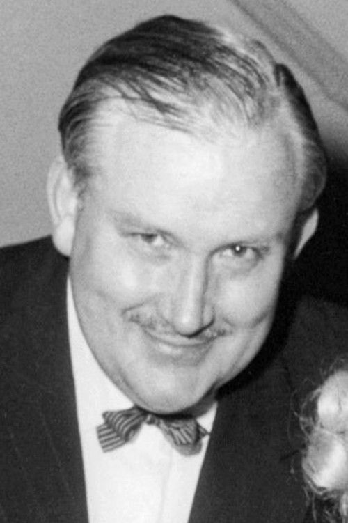 Åke Ohlmarks as Calle Kula's maid