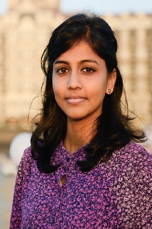 Devaki Patil as Indien-Spezialistin
