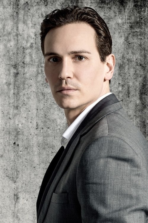 Christopher Schärf as Barkeeper