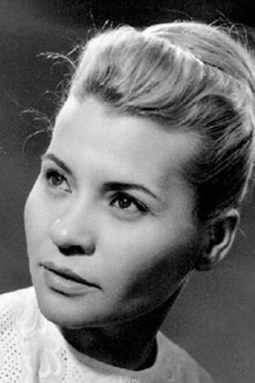 Teri Horváth as Júlia Bakos