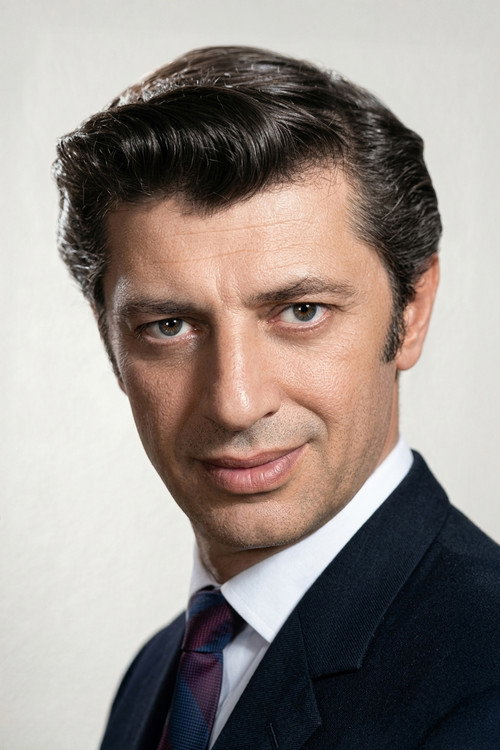 Vala Önengüt as Özdemir Han (voice)