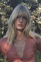 Chloé de Grom as La jolie brune