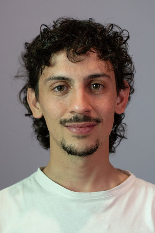 Santiago Martins as López