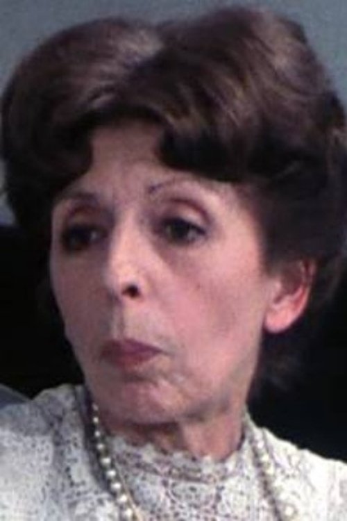 Mathé Souverbie as La mère de Sylvie