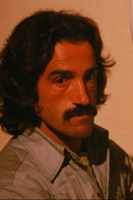 Augusto Funari as Carlos