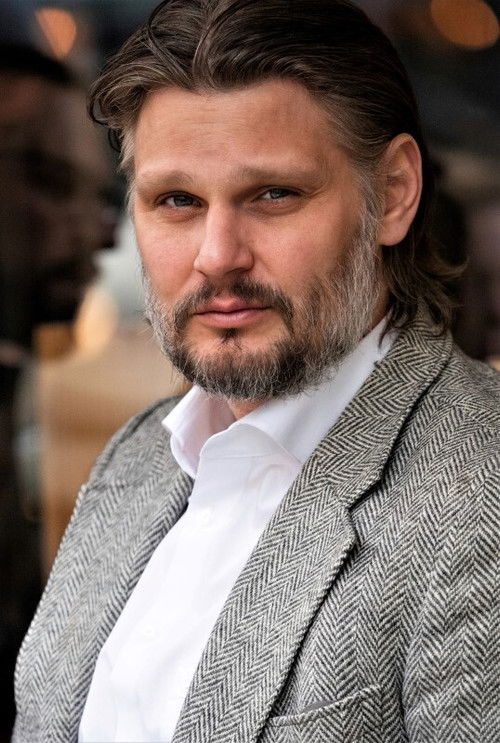 Roland von Kummant as Él