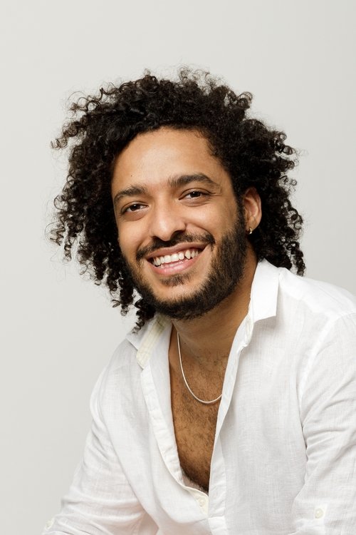 Thiago Almasy as Júnior