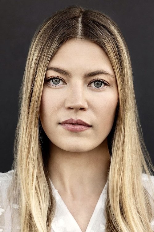 Hannah McKechnie as Molly