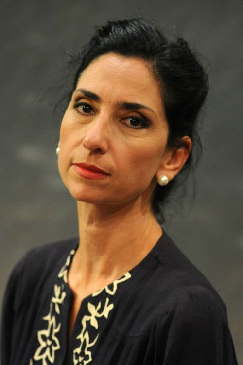 Kerasia Samara as Ντέλλα