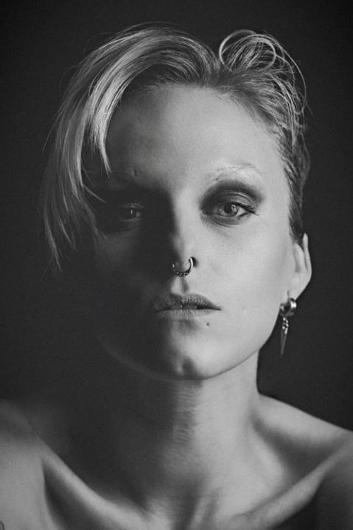 Eliza Sica as Vitstjärna