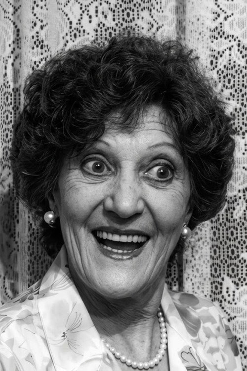 Lala Schneider as Julia