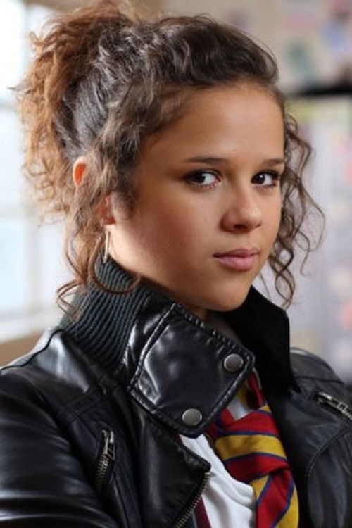 Darcy Isa as Leah Grew