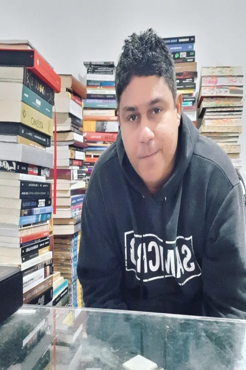 Cleber Maia as James Randi