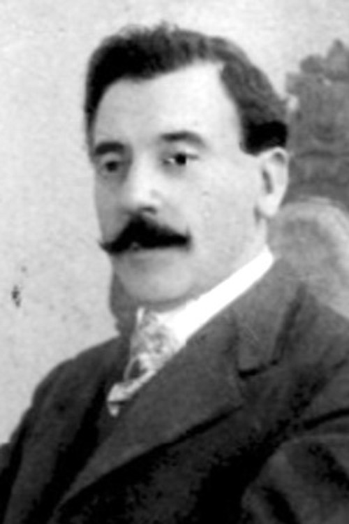 Joaquín Coss as Don Vicente González