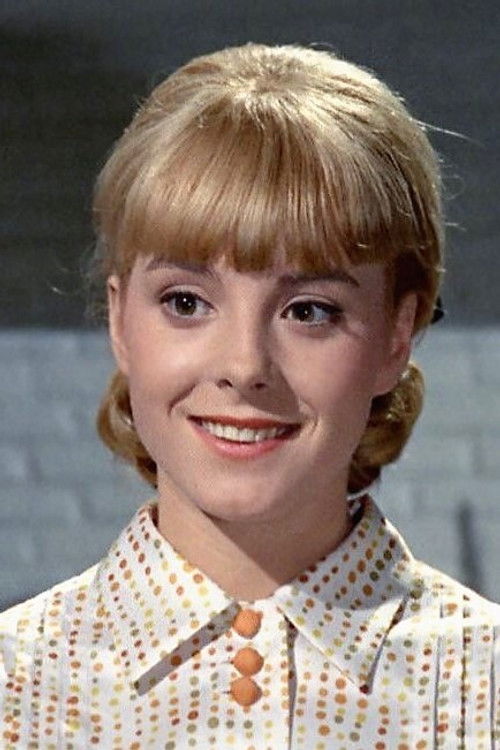 Pilar Bayona as Vendedora de discos