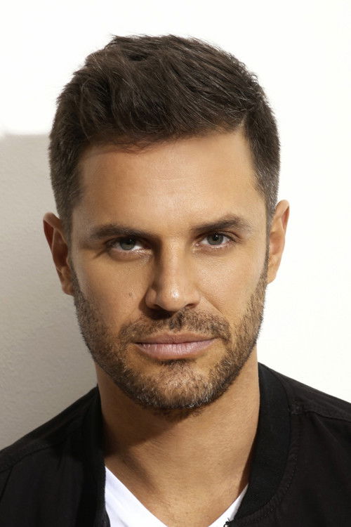 Mark Tacher as León Serrano Winter