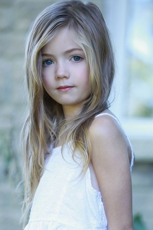 Jadyn Malone as Elle Spencer (Child)
