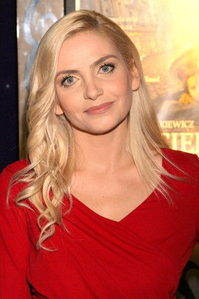 Maja Frykowska as Manuella