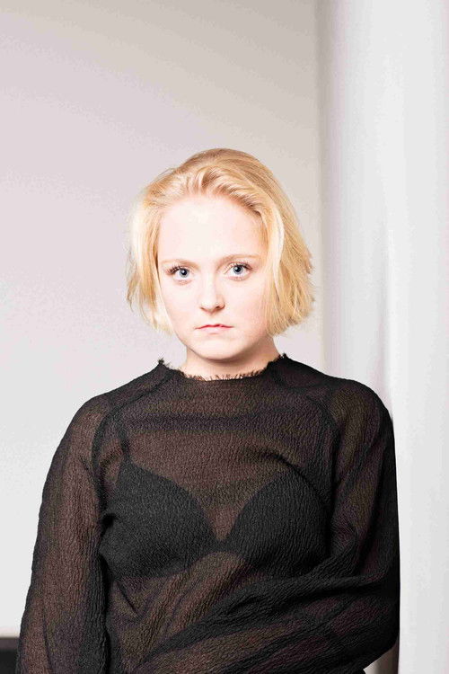 Esther Ymkje van Steenis as Marleen