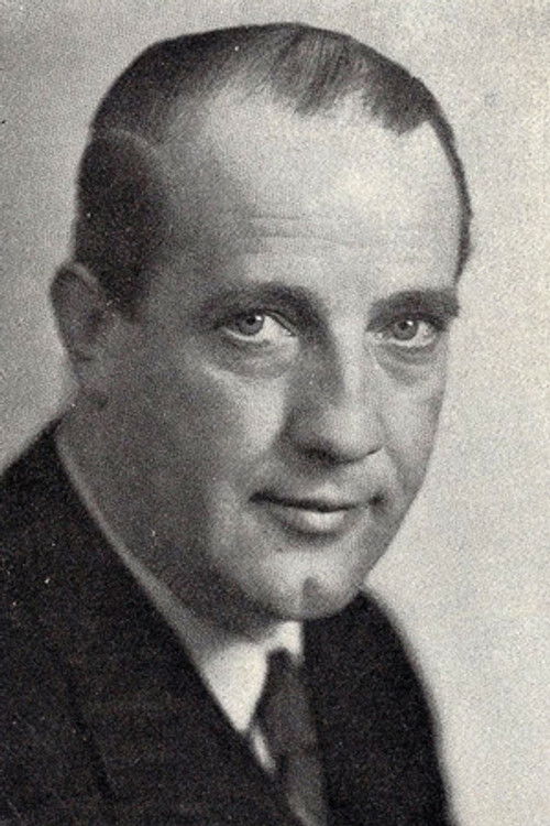 Hilding Rolin as kommissarie Fröberg